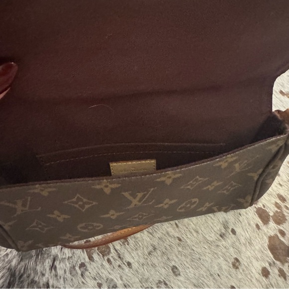 Louis Vuitton Favorite MM Crossbody Bag - Picture 5 of 6